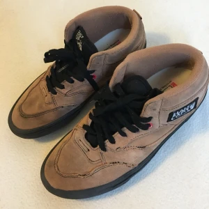 VansxFreeskatemag Halfcabs size 7,5 US  - Vans halfcabs! Vansxfreeskatemag collab. Storlek 7,5 US det vill säga storlek 40. Använda men finns fortfarande liv i dem!  Slitning syns i första bilden.  En av de mest klassiska skatesko modellen. I en sällsynt colorway. 