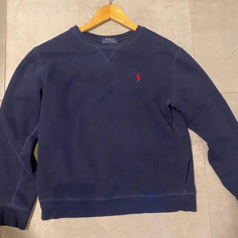 Blå Ralph lauren sweatshirt, köpt för 1000kr säljer för 250, strl L men sitter som S/M. Tröjor & Koftor.