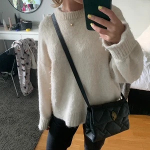 Kurt Geiger väska - Funderar på att sälja min så snygga och unika Kurt Geiger väska! Så snygg och den är väldigt sparsamt använd!😇