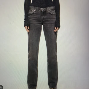 Zara jeans - Säljer detta populära zara jeans! Det är mid rise och jätte fin färg💗 inga defekter skriv till mig för fler bilder
