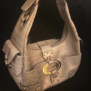 GUESS VÄSKA - Populär Guess väska! Köpt och använd av en tidigare säljare. Säljer vidare då jag hittat en annan 💛