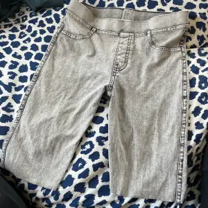 Långa jeansshorts i bra skick, bara använt några gånger! Ca 62 cm i omkrets runt midjan & 42 cm långa. Säljer dem för 49kr + frakt 39kr (står köparen för)