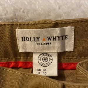 Kostymbyxor sandfärg  - Kostymbyxor som sitter åt!  Färgen är sand! Längd 97 cm   midjan 37cm väldigt stretchig!  storlek 36 aldrig använda 