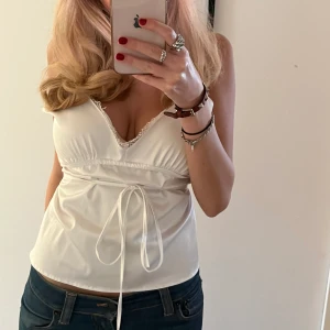 Zara linne - Så snyggt linne . Kan användas på fest. Tjej middagar. I skolan med en kofta till . När som helst! Så snyggt. Den är i ST M men den passar mig som är S då . Banden är skysterbara och man kan knyta i midjan . 