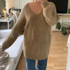 Stickad tröja  - Lång tröj/klänning köpt på nakd