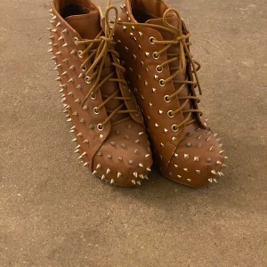 Klackar med nitar - Beige/bruna platå klackar med nitar, använda 1 gång 