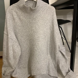 Stickad tröja - Mysig stickad tröja från H&M, jag har använt den oversize därav storleken. 🤎köp direkt för 150kr