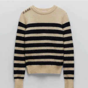 Zara törja  - Säljer en jättesnygg tröja från zara som tyvärr inte kommer till användning länge💕💕