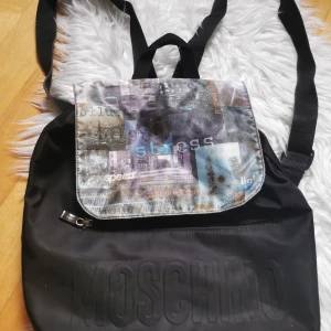 Moschino Ryggsäck - Superfin ryggsäck Moschino som passar perfekt till allt Säljs för 800, använd.  