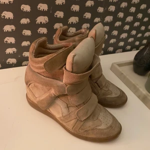 Isabel marant  - Isabel Marant skor, strl 39, beiga. tyvärr rätt så slitna men går nog lätt att rusta upp lite om man har tid och ork. Pga slitna kan jag sälja dem för ett ganska bra pris, men helst inget under 650kr! 