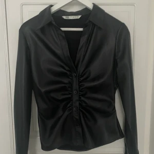 Svart blus syntetiskt läder - Zara 2021, oanvänd, nyskick, kan användas som blus eller tunnare jacka🌸 Köpare står för frakt.
