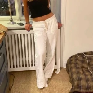 Roxy linnebyxor - Säljer dessa linnebyxor som är nästintill identiska Roxy linnebyxor. De är något för korta på mig som är ca 173 cm så därav aldrig använda. Passar xs-m beroende på hur lång man är och hur man vill att de ska sitta☺️