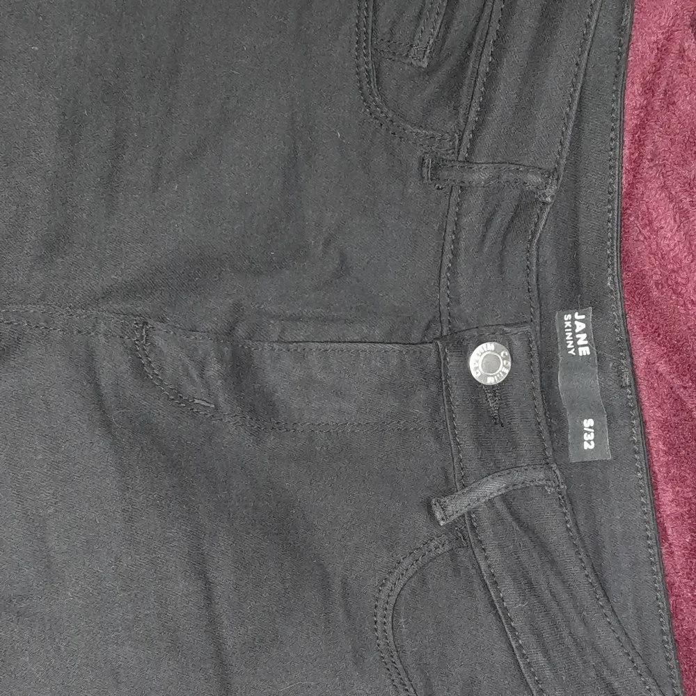 Använt 2 gånger, som nya. Storlek S/32, färg: svart. Super skinny passform.. Jeans & Byxor.