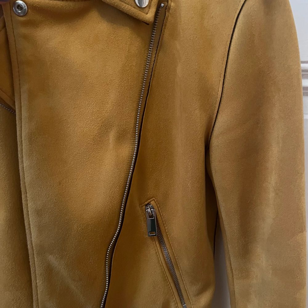 Biker jacket in yellow suede with belt and zip details. Perfect condition. EU size 38/UK size 10. Jackor.