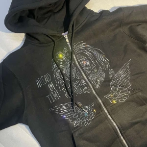 Ahead of time rhinestone tröja svart - Skit snygg rhinestone zip upp som blänker i solens ljus. Alla färger röd, svart o blå och storlekar small medium large