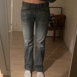 Jeans  - Min favvobyxor💓 verkligen de perfekta jeansen. Levi’s 506 med lowwaist😊