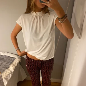 Topp - Säljer denna vita topp som är så fin till vardags men även till fest med något rolig nedtill❤️‍🔥💕 