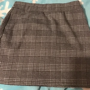 Rutig kjol - Frakt: 45kr = 145kr  -90 tals vibe 