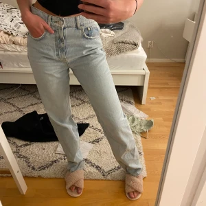 Raka jeans - Säljer dessa skitnsygga jeansen från Gina. Jag är 174 och de är långa i benen på mig. 