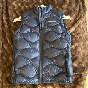 Peak performance väst - Otroligt fin men har en annan väst i blå och söker en svart.  Bara provad och är en present jag fått därför säljer jag den. Köpt från peak butik. Ord pris 1499
