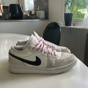 Jordan 1 ”barely green” - Låga jordans i stl 41. Använda ganska flitigt därav inte felfria. Skickar mer bilder vid intresse