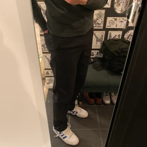 Raka svarta byxor - Tjena! Säljer mina snygga svarta byxor med straight fit. De är som kostym byxor fast lite mer straight fit och går perfekt runt skorna nertill. Byxorna är använda ett fåtal gånger och är i väldigt bra skick(8/10). Hör av dig vid minsta fundering!😃