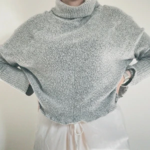 Polotröja - Så mysig varm och go’ polotröja. Perfekt till det kallare vädret🌨️🧸Sitter lite mer oversized med längre armar och uppvikbar krage. Säljer då den tyvärr inte kommer till användning:(