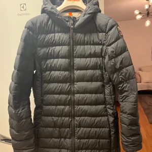 Parajumper Irene  - Storlek L ( passar M ) Använd men bra skick  Säljer då den ej passar längre 