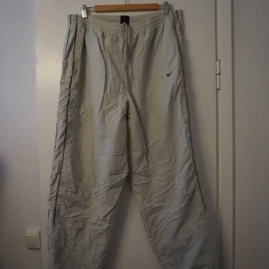 Nike byxor - Prasselbyxor från Nike. Köpta via secondhand. Frakt ingår i pris. Allt jag säljer vill jag bli av med innan den 20/11 då jag flyttar utomlands, pruta på och om ni vill ha fler produkter kan jag lösa paketpris💯