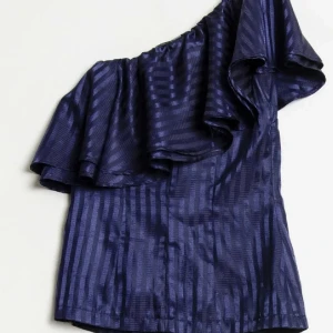 Topp - Säljer världens finaste fest topp, storlek S🫶🏻 ETT HÅL FINNS PÅ RYGGEN MEN DEN TÄCKS AV VOLANGERNA 