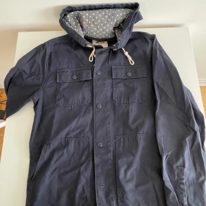 VANS jacka marinblå - Relativt gammal model Vans, gott skick, grovt material