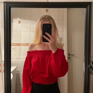 Topp - Röd off-shoulder topp. Skriv privat för fler bilder. Tryck inte på knappen köp direkt 