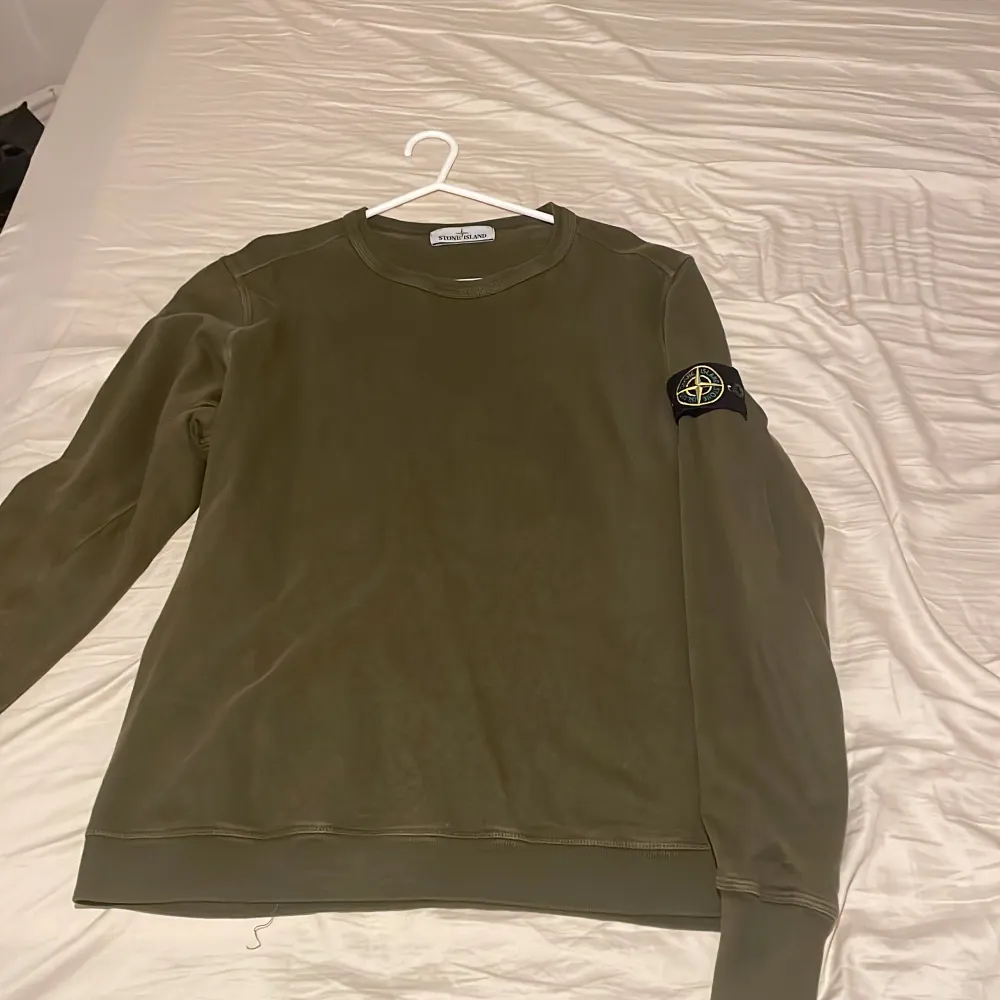 Militärgrön Stone island crewneck. Tröjor & Koftor.