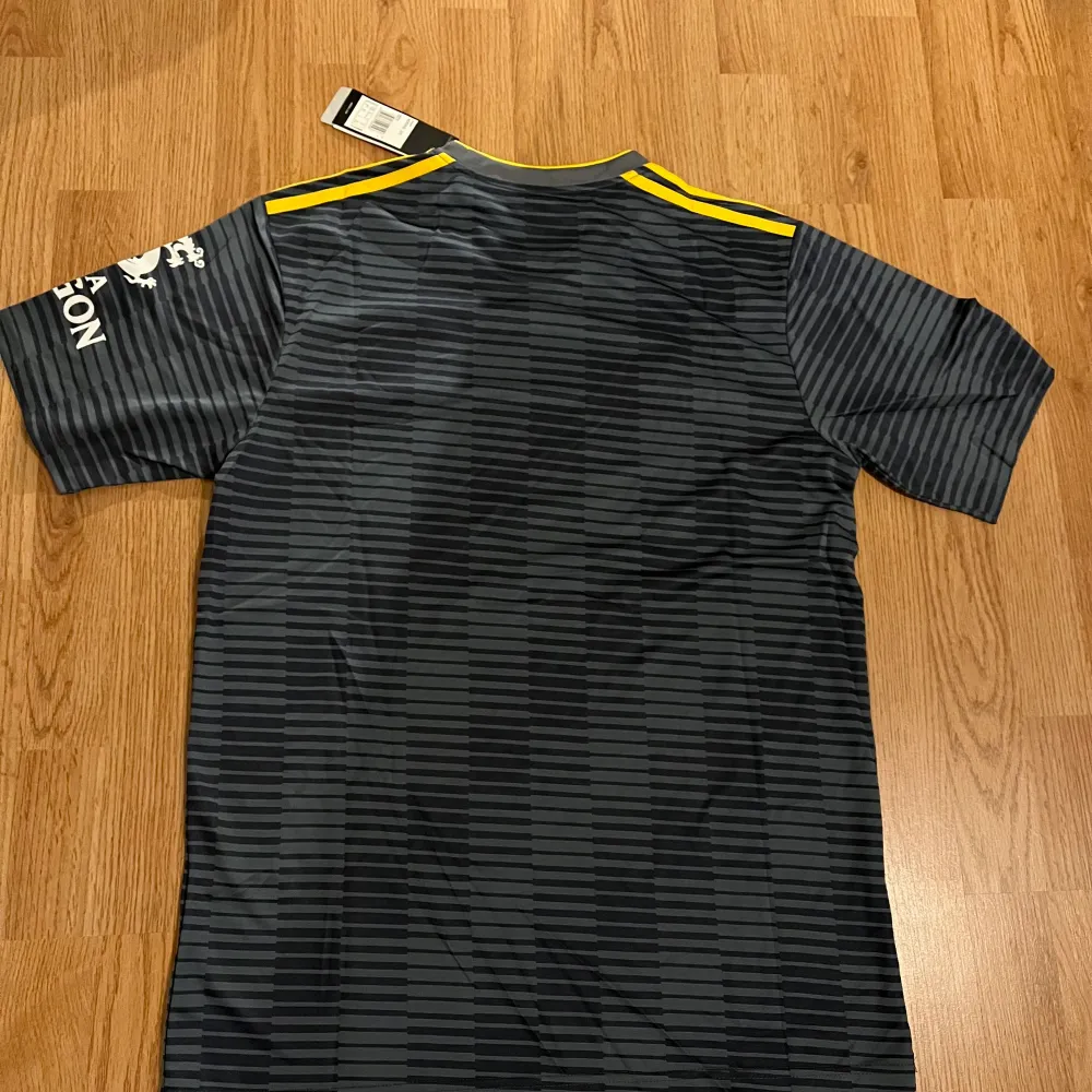 En helt ny Leicester city tröja i storlek XL, men sitter mer som en L. Bud från 250:. T-shirts.