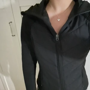 Hm sport utomhus jacka - En fin lätt jacka från hm pga att jag har slutat träna därför vill jag inte ha den längre. Köpte den för 400kr men säljer den för halva priset. Den är 99%ny för jag brukar inte ha den på mig,om ni vill veta mer skicka gärna privat till mig❤️.