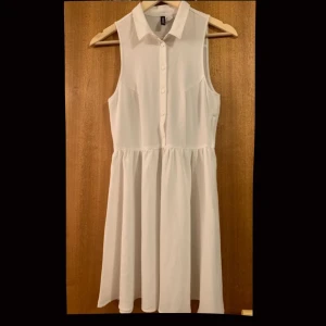 Vit sommarklänning  - Bra skick, dragkedjan funkar och är hel. Bra passform upptill går ut vid midjehöjden. Använt en gång på midsommar 
