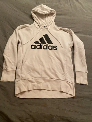 En Vit Adidas Hoodie  - Jag säljer en vit Adidas Hoodie i storlek S! Skriv för fler bilder.