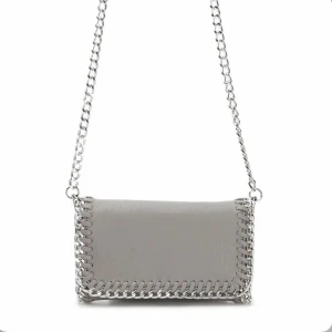 grå tiamo väska - säljer denna fina tiamo väska då den inte kommit till så mycket användning. köpt för en månad sen men är i fint skick. jag är 163/164 och den passar bra till min längd. inuti finns litet fack med dragkedja. skriv privat för fler bilder eller några frågor🫶🏼