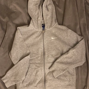 Nike zip hoddie  - Fint nike zip hoddie som inte kommer till användning hos mig⚡️(Barn L men som en S)