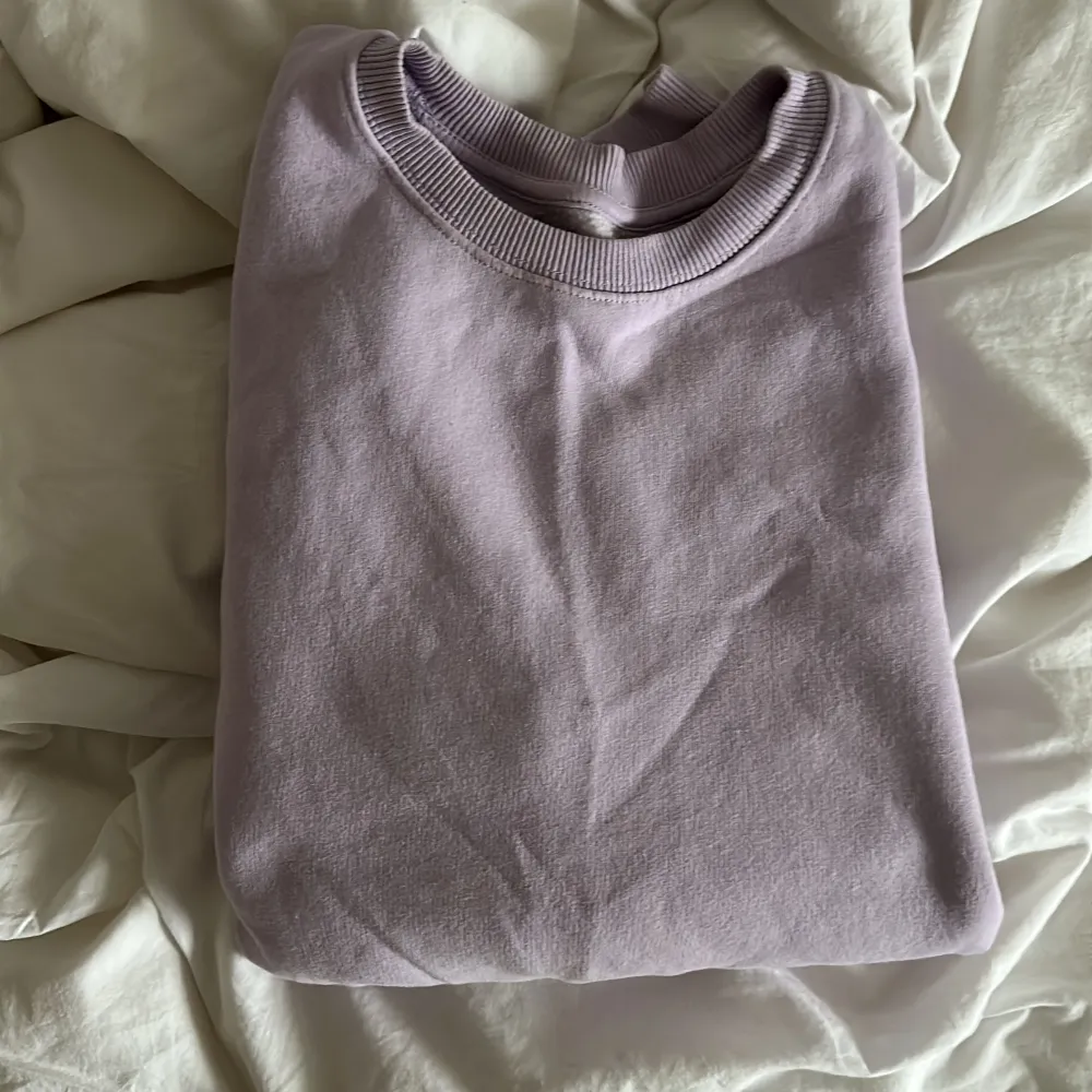 Helt oanvänd college tröja från lager 157, i en super fin lila färg! Perfekt oversize!. Hoodies.