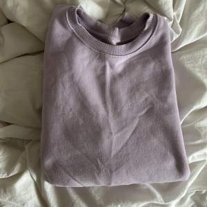 Helt oanvänd college tröja från lager 157, i en super fin lila färg! Perfekt oversize!