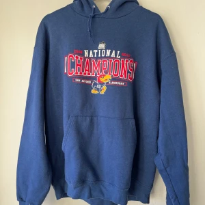 Champion vintage hoodie - Den är oversized och passar till de som har M på sina hoodies. Axelbredden är ganska smal. Den är i jättebra skick.