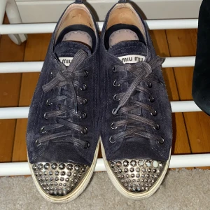 Miu Miu skor  - Sneakers från märket Miu Miu, i använt skick enligt bilder, strl 36,5 men passar mig med 37. Blå mocka med silver detalj fram på tårna. 