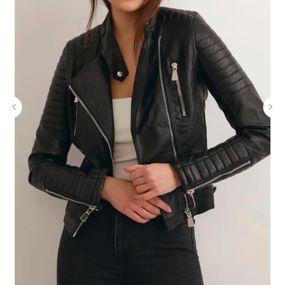 Svart chiquelle moto jacket säljes då den inte kommer till användning, den är i bra skick och normal i storleken. Köparen står för frakten💞. Jackor.