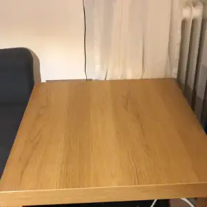 Säljer detta mini bord från Ikea, träfärgad Möts upp i brastad