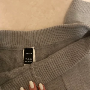 stickade byxor  - stickade byxor från shein i storlek l men jag skulle säga att de är som en s, byxorna har fick fram till och inte baktil, jag skulle säga att byxorna är ljus ljus ljus gröna/gråa 