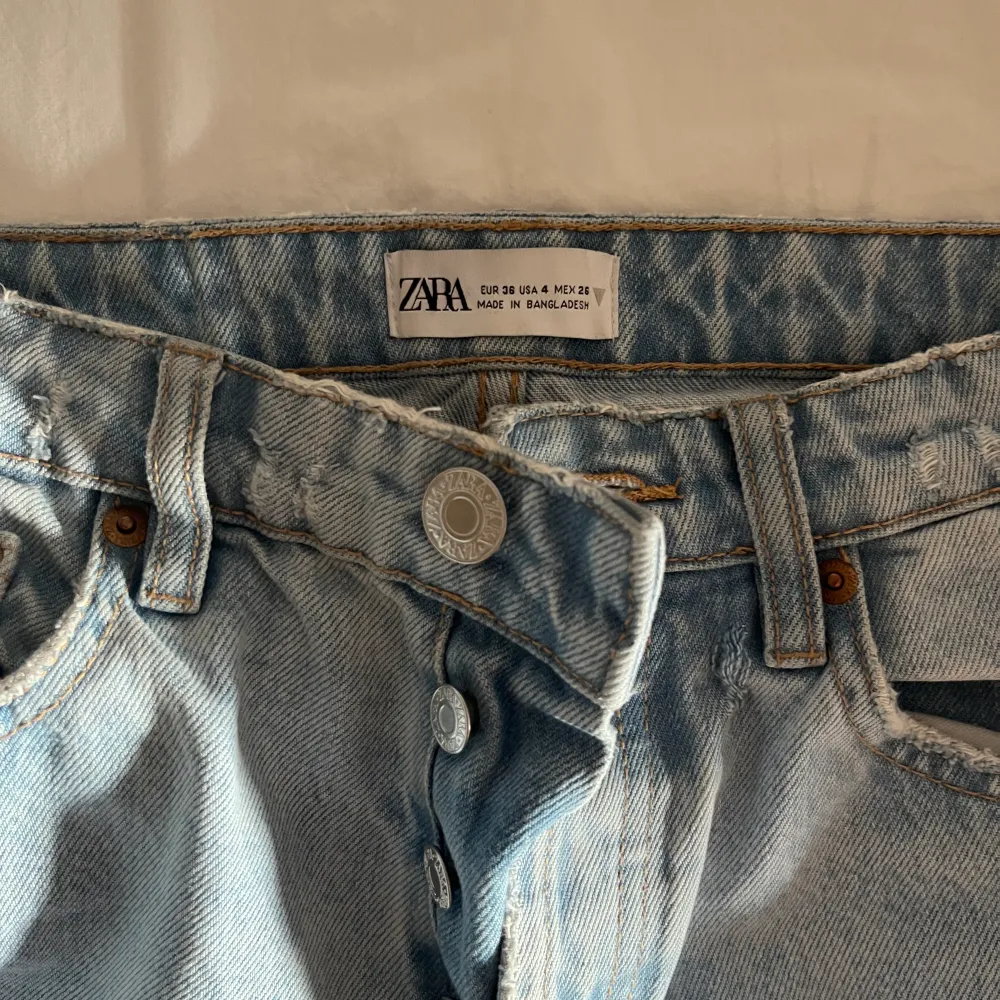 Ljusblå raka jeans från zara i storlek 36, går ner till marken på mig som är 168 cm. Jeans & Byxor.
