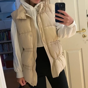 Beige väst - Beige väst från missguided. Säljer pga kommer ej till användning