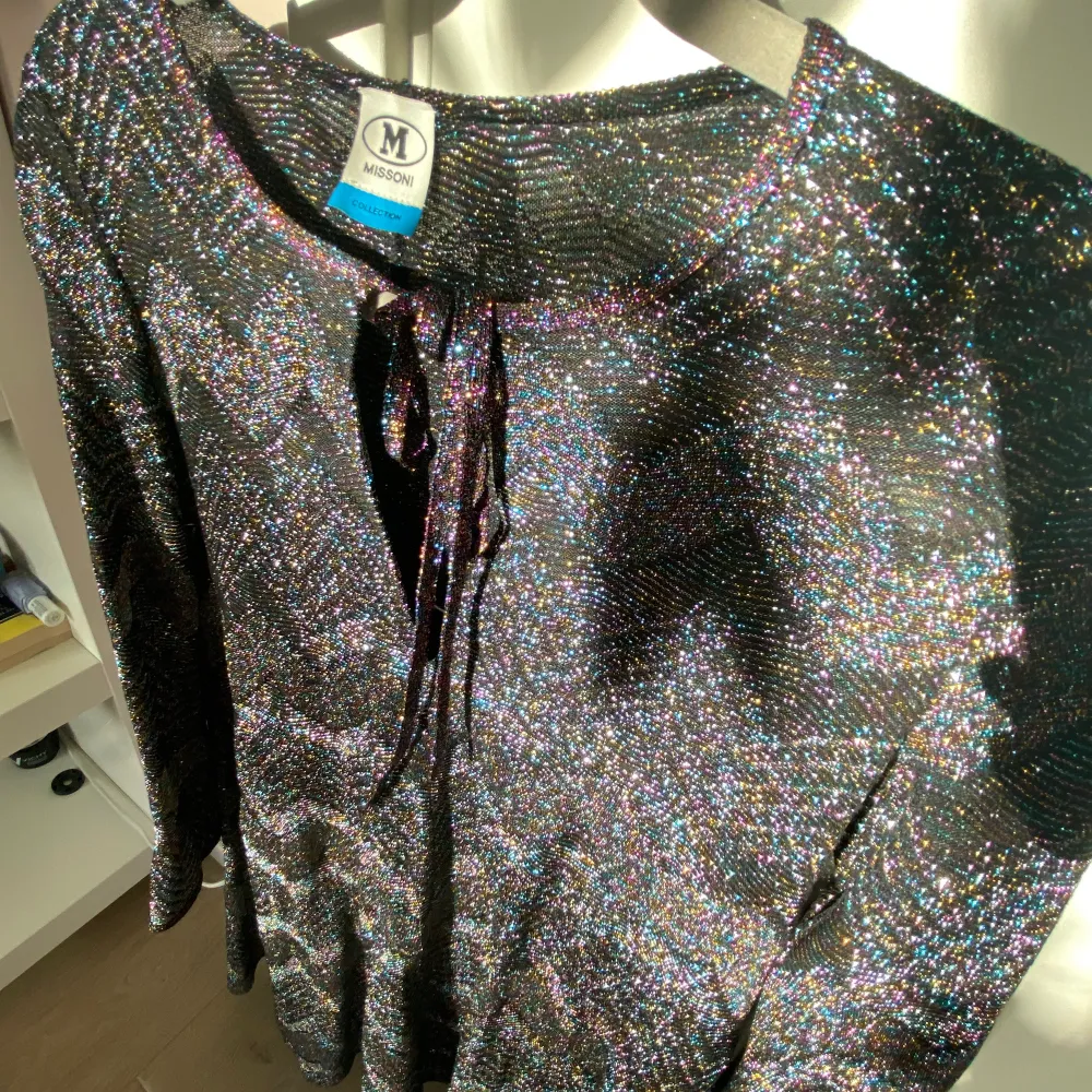Så galet snygg missoni klänning!!! Den är glittrig och är i toppskick. Säljer den eftersom den inte används tillräckligt…. Köparen står för frakten . Klänningar.