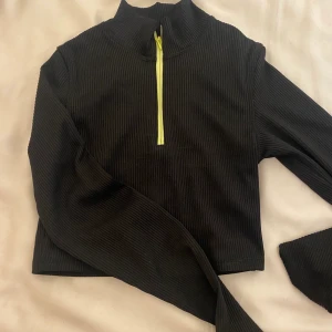 LÅNGÄRMAD TRÖJA ZIP UP - Vet tyvärr inte storlek eller märke då lappen är bortklipp men passar en XS/S. Ribbat material och går att träna i!